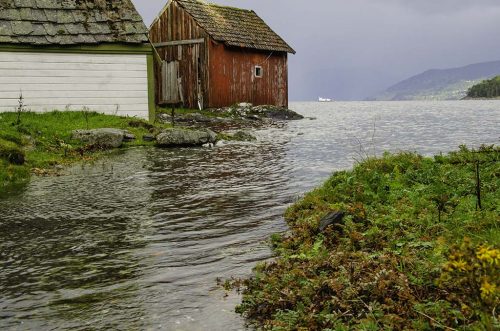 Rødt naust på Hjartnes Eide