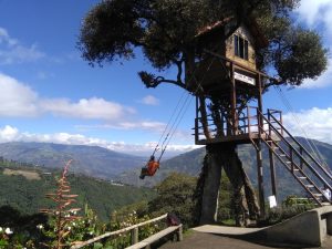 Casa del Arbol schommel in Baños Ecuador reisadvies