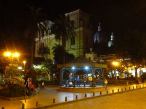 Plaza de Armas in Cuenca in de avond