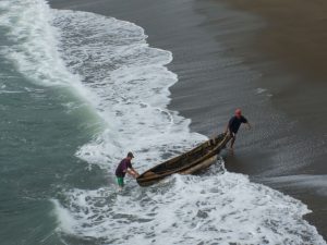 Lokale visser op het strand van Ecuador