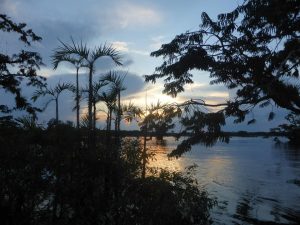 Zonsondergang in Cuyabeno natuurreservaat
