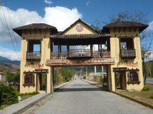 Poort naar het dorp Vilcabamba in Ecuador