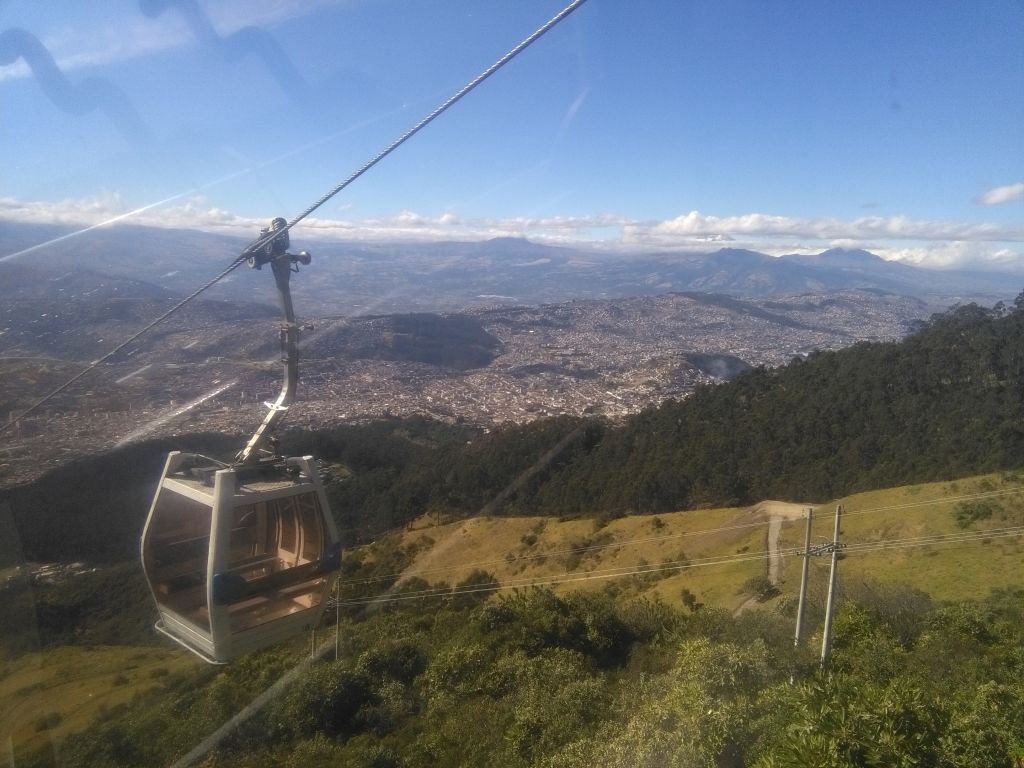Uitzicht over Quito en het Andesgebergte