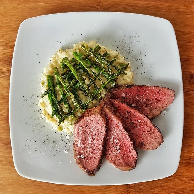 edles-fleisch-rezepte-paul-cooks-iberico-presa-mit-spargel-risotto-angerichtet