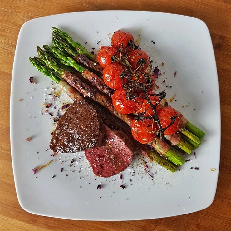 edles-fleisch-rezepte-paul-cooks-rinderfilet-mit-spargel-und-aromatisierten-tomaten-angerichtet