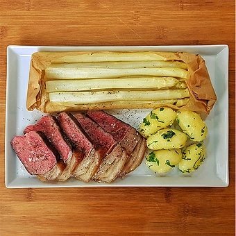 edles-fleisch-rezepte-paul-cooks-txogitxu-cote-de-boeuf-mit-spargelpaeckchen