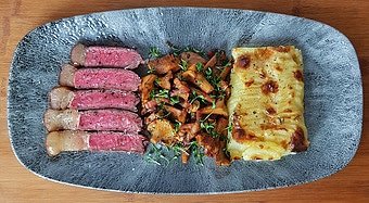 edles-fleisch-rezepte-paul-cooks-us-wagyu-roastbeef-kartoffelgratin-pfifferlinge-angerichtet