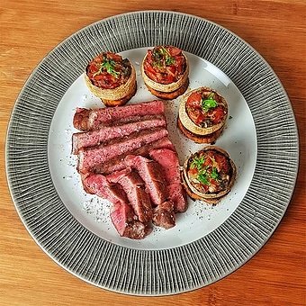 edles-flesich-rezepte-paul-cooks-tbone-gefüllte-champignons-sueßkartoffeln-angerichtet