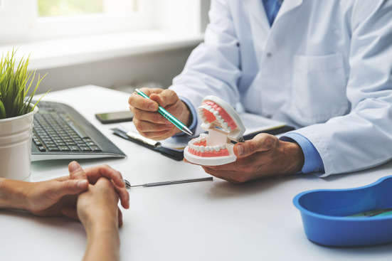 Skal Du Velge Braces eller Invisalign? En Veiledning 1 AdobeStock 283930217 1