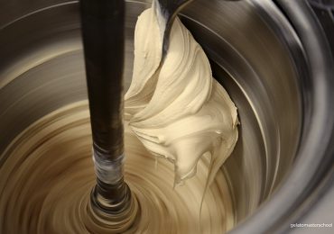 4. Eismaschine befüllen
