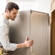 Tekniker reparerar ett kylskåp