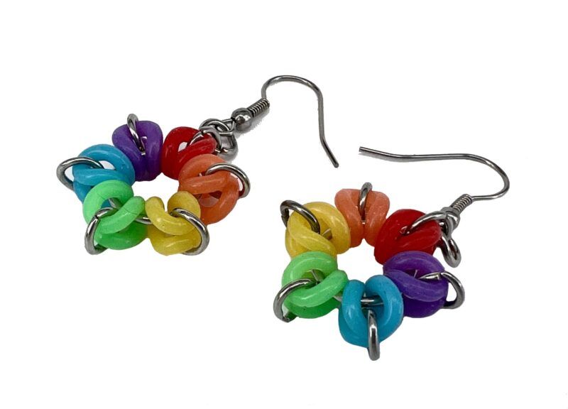 Dansk håndlavet silikone/ stål øreringe i regnbue farver Flotte øreringe i silikone med rustfri sål ringe og ørekroge, de kan også laves med Sterling sølv ørekroge.