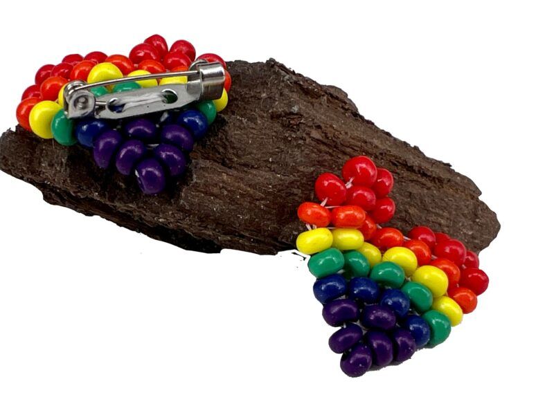 Pin / nål i Pride, chakra, regnbue farver, med hjerte og stjerne Dansk håndlavet pin, nål til at sætte på tøjet, hatten, kasketten elle tasken mm. I Pride, chakra, regnbue farver.