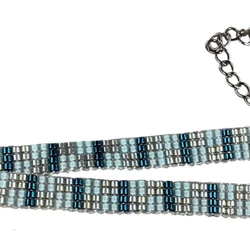 Tyndt Håndvævet armbånd med Miyuki Delica perler og almindelig lås, i lys blå, blå og sølv farvet perler