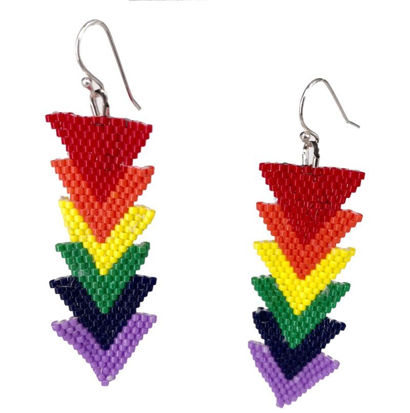 Dansk håndlavet flotte farverige, i chakra / Pride/ regnbue farvet, øreringe i pile mønster Øreringene er lavet af Miyuki glasperler, og er syet i peyote, i et flot pile mønster.