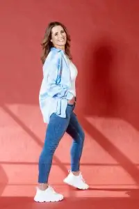 ELYSE JEANS RED BACKGROUND