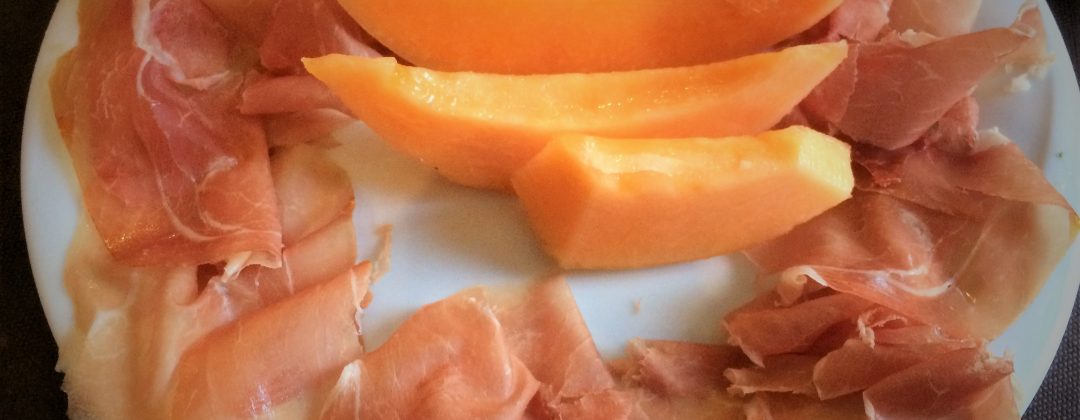 Den klassiska antipastin av kombinationen melon och parmaskinka