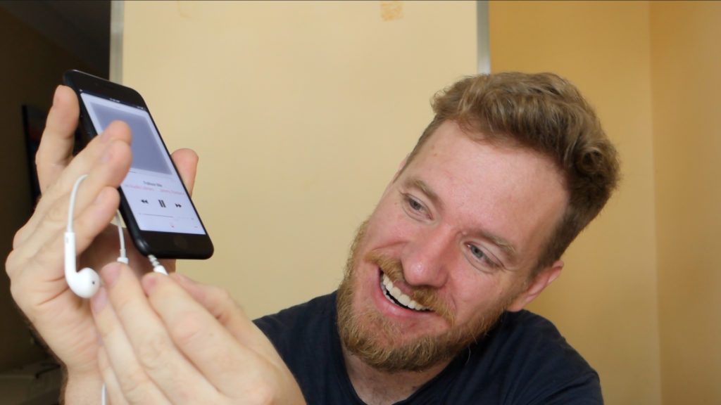 Sí es posible poner un jack en el iPhone 7: Scotty Allen con su iPhone 7