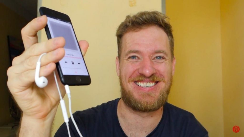 Sí es posible poner un jack en el iPhone 7: Scotty Allen con su iPhone 7 