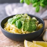 Rezept Vegane Zucchini-Pasta mit Spinat und Basilikum