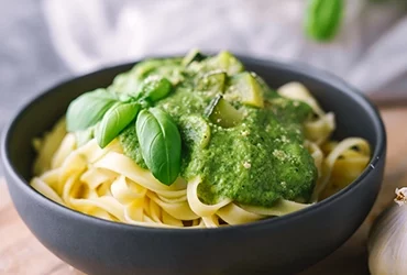 Vegane Pasta mit Zucchini-Soße