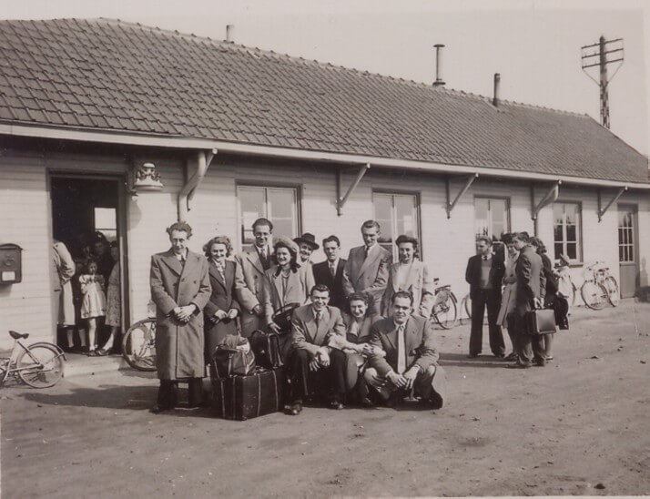 Eisden station groep treinreizigers