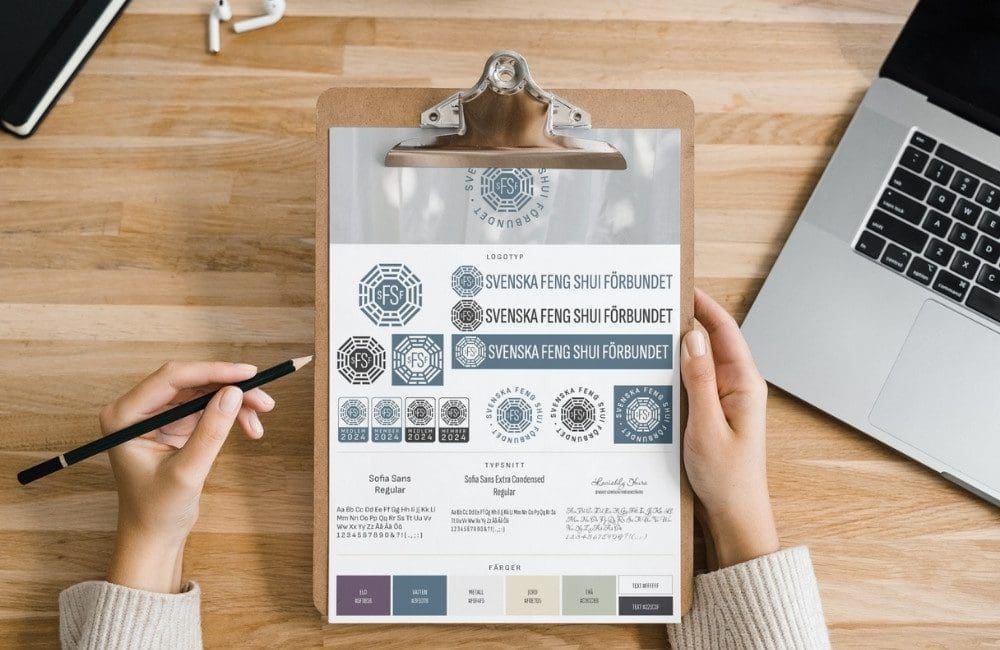 Färgpalett och typsnitt för Svenska Feng Shui Förbundets grafiska profil.