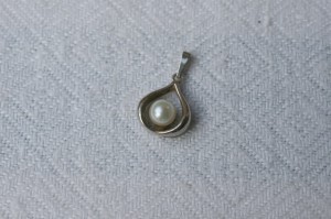 Vedhæng i sølv med perle.