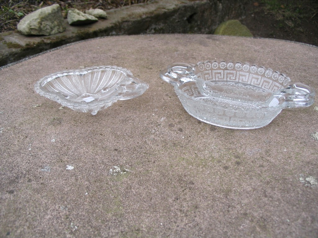 To asietter i presset glas fra Kastrup glasværk. antikke gamle glas