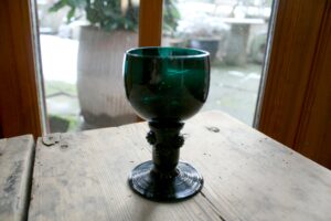 Antikt rømerglas mørk grønt, ca. 10,7 cm højt. antikke gamle glas