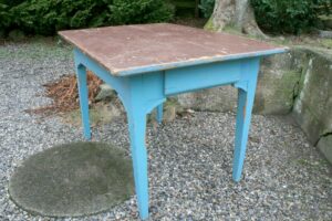 Fint antikt bord som kan bruges til spisebord, skrivebord og andet, ca. 114x79x76 cm.