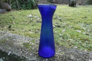 Fint blåt hyacintglas med riflet overflade fra Fyns glasværk, ca. 22,5 cm højt.