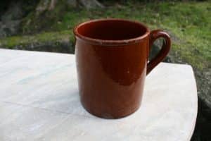 Stort lerkrus i rødbrun glasur, ca. 11 cm Ø og 13 cm højt.