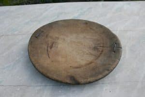 Anrik trætallerken med gammel klinkning, ca. 23 cm i diameter.