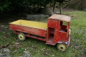 Gammel charmerende legetøj lastbil i træ. ca. 64x20 cm.
