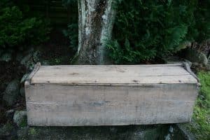 Lille antik rustik bænk med låg, ca. 123x30x28 cm.