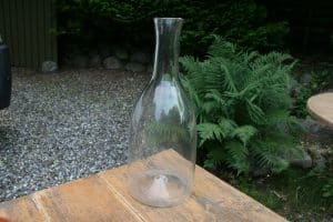 Antik vandkaraffel i klart glas, ca. 29 cm høj.