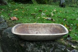 Antik oval træskål med fin patina, dateret 1849 samt bomærke, ca. 42x20x9 cm.