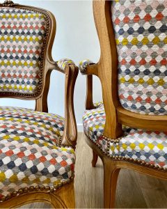 ameublement-tapisserier-decorateur-fauteuil-louis-xv-tissu-geo-romo-clous-paire-atelier-estelle-cassani-montauban