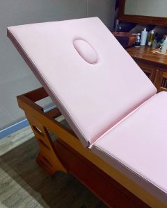 sellerie-table-massage-simili-cuir-rose-detail-atelier-estelle-cassani-montauban