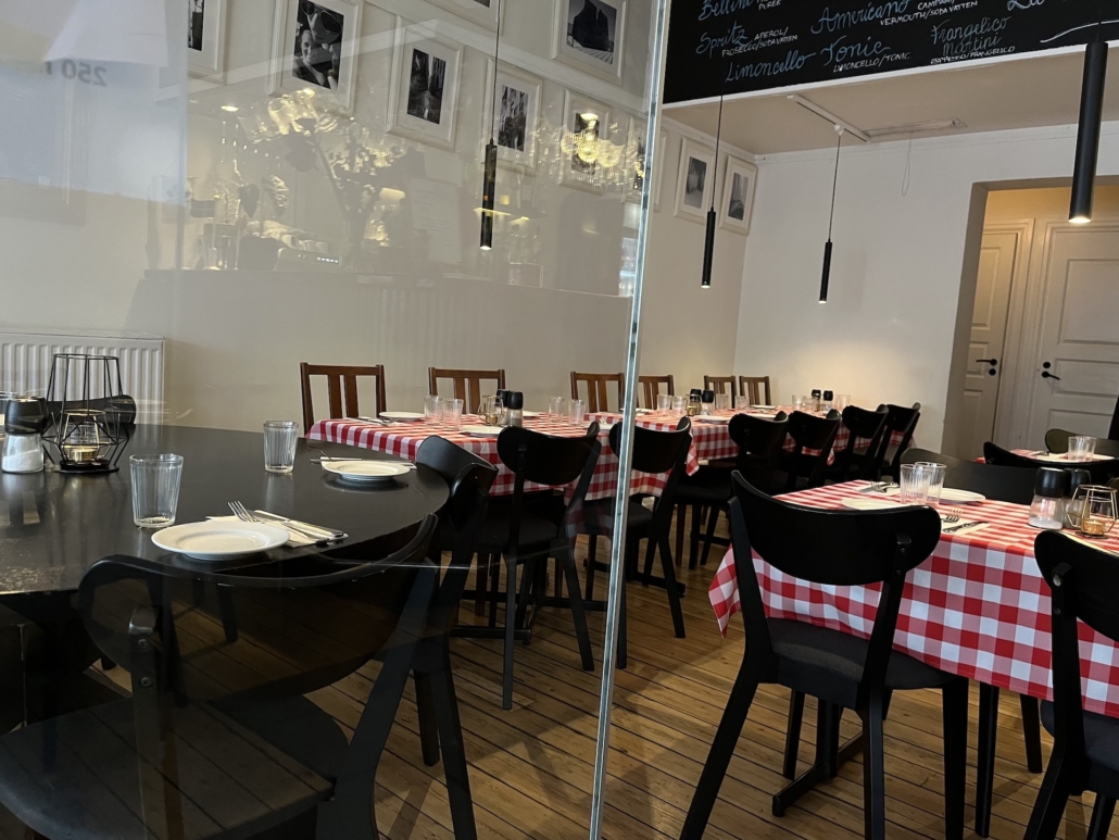 Interiör bild från matsalen på La Trattoria – 35 sittplatser i en charmig miljö, perfekt för nästa ägare av denna restaurang i Malmö.