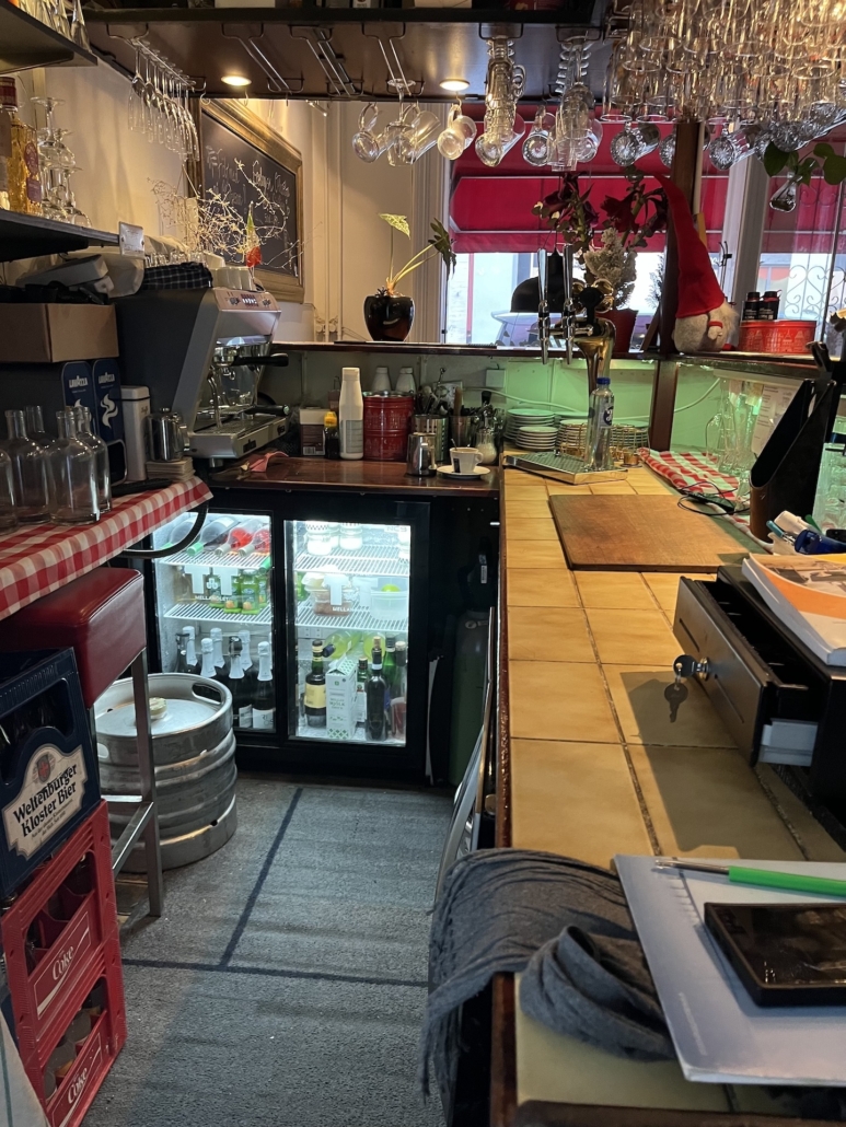 Barområde med kassa och öltappar – Inarbetad serveringsdel på La Trattoria, en populär restaurang till salu Malmö.