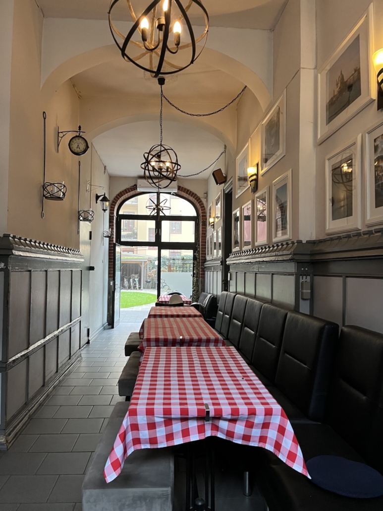 Utsikt från restaurangens matsal mot grönområde utanför – Attraktivt läge för denna restaurang till salu i Malmö.