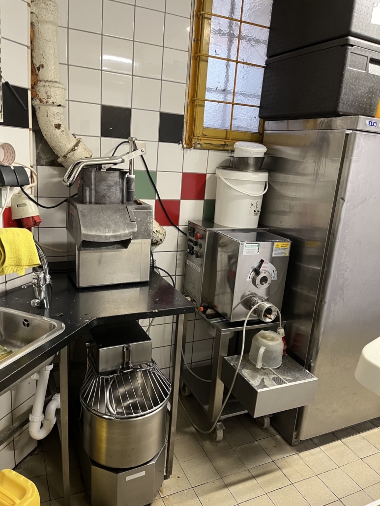 Proffskök på La Trattoria – Tillredning av färsk pizzadeg och grönsaker i denna välutrustade restaurang till salu Malmö.