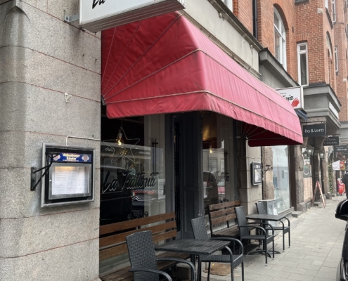Entré till La Trattoria på Östra Tullgatan – Restaurang till salu Malmö med 25 sittplatser på uteserveringen till vänster.