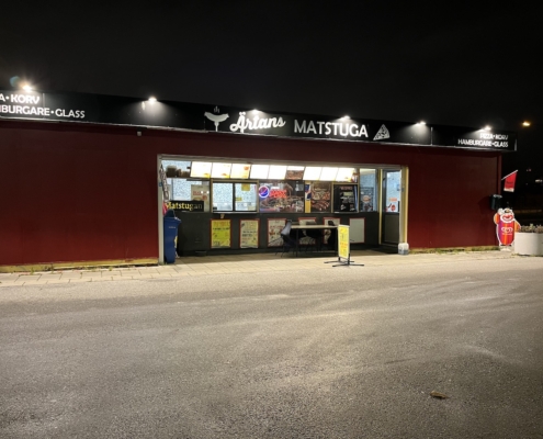 Fasad och beställningslucka för Matstugan på Ärtholmsvägen 100 – Gatukök till salu Malmö.