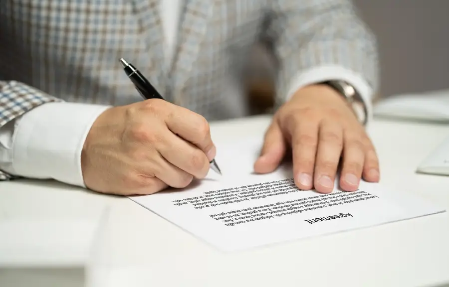 Signature d’un contrat de confiance sur un bureau