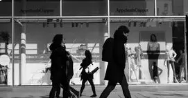 Public concerné illustré par des passants en mouvement