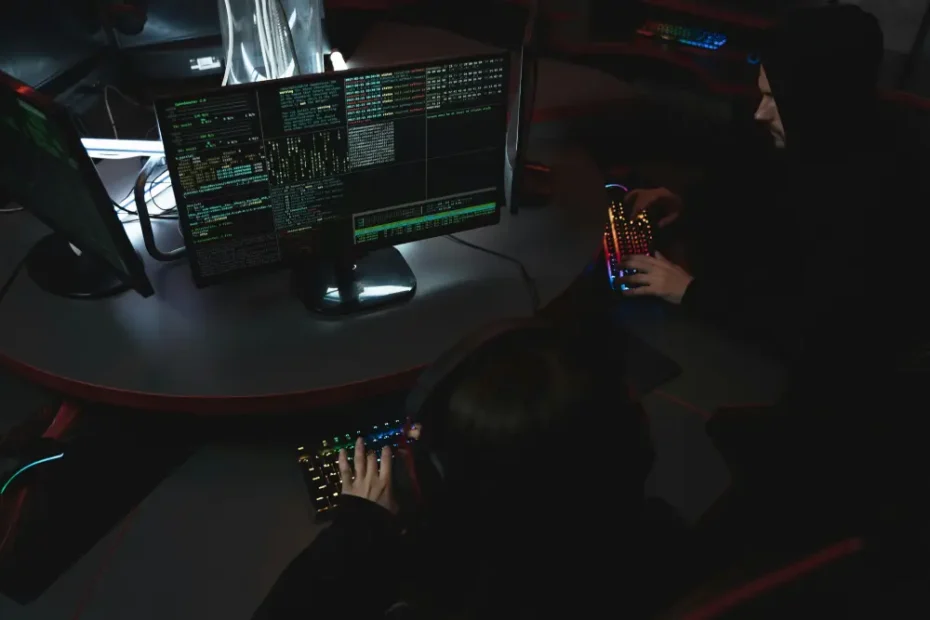 Salle de contrôle avec plusieurs écrans, illustrant la cybersécurité et la surveillance informatique