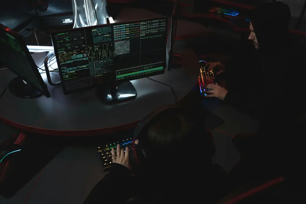 Salle de contrôle avec plusieurs écrans, illustrant la cybersécurité et la surveillance informatique